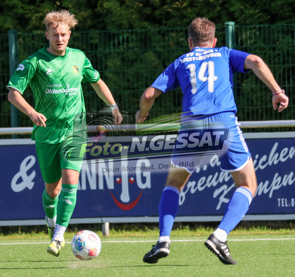 SC Enger - SV Enger-Westerenger | Auf dem Bild zu sehen: grün SC Enger: Igor Safanov ; blau SV Enger-Westerenger: Julian Dreier SC Enger, SV Enger-Westerenger, Saison 26/27, Kreisliga A, Enger, Deutschland - Realisiert mit Pictrs.com
