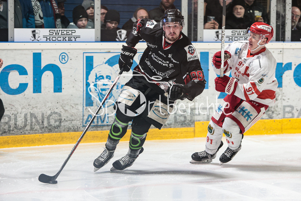EHC Königsbrunn - TEV Miesbach | Julian BECHER (EHC #98) im Duell mit Bohumil SLAVICEK (TVE #91)