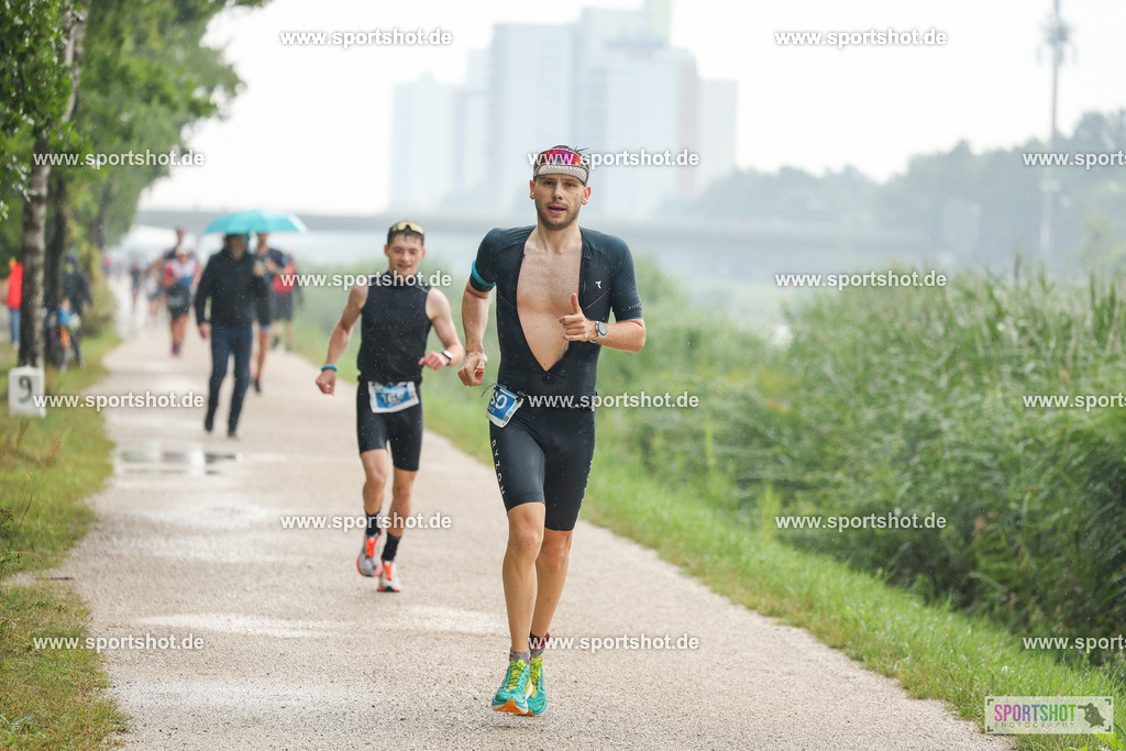 LUR_1061 | 34. M-net Erlanger Triathlon 2025 #erlangertriathlon  #mnettriathlon2025 #mnettriathlon #team #olympischedistanz #mitteldistanz #triathlon #maindonaukanal  #erlangertriathlon2025 #yourpictrs #tv1848 #tv1848erlangen  #triathlonbayern #sportinerlangen #demsportverbunden #sportshot_your_pictrs Copyright: www.sportshot.de
