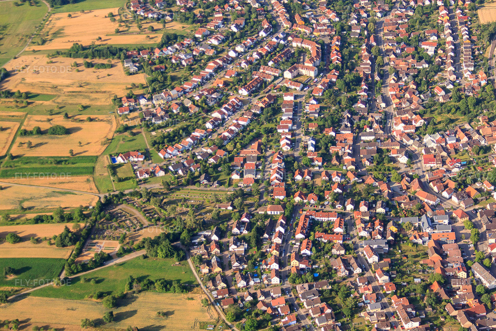 Luftbild: In den Schneidergärten am Friedhof im Ortsteil Langensteinbach in Karlsbad im Bundesland Baden-Württemberg in Deutschland. Foto: IMG_69901.jpg vom 06.07.2014 durch Werner Riehm/FLY-FOTO.deAuflösung des Originals: 4752 x 3168 px