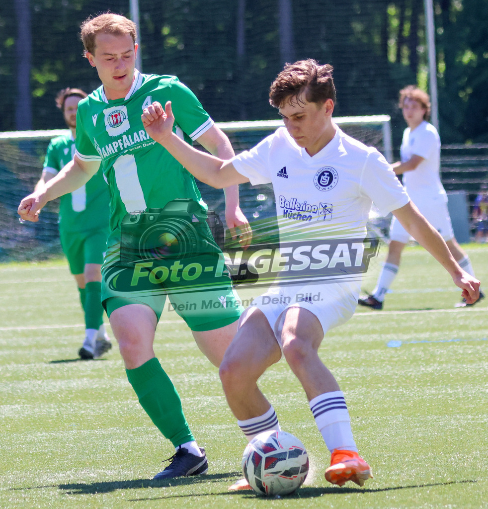 TuS Bruchmühlen - Bünder SV | Auf dem Bild zu sehen: weiß TuS Bruchmühlen: Luis Manthey ; grün Bünder SV: Johannes Steinmeier TuS Bruchmühlen, Bünder SV, Saison 25/26, Kreisliga A, Bruchmühlen, Deutschland - Realisiert mit Pictrs.com