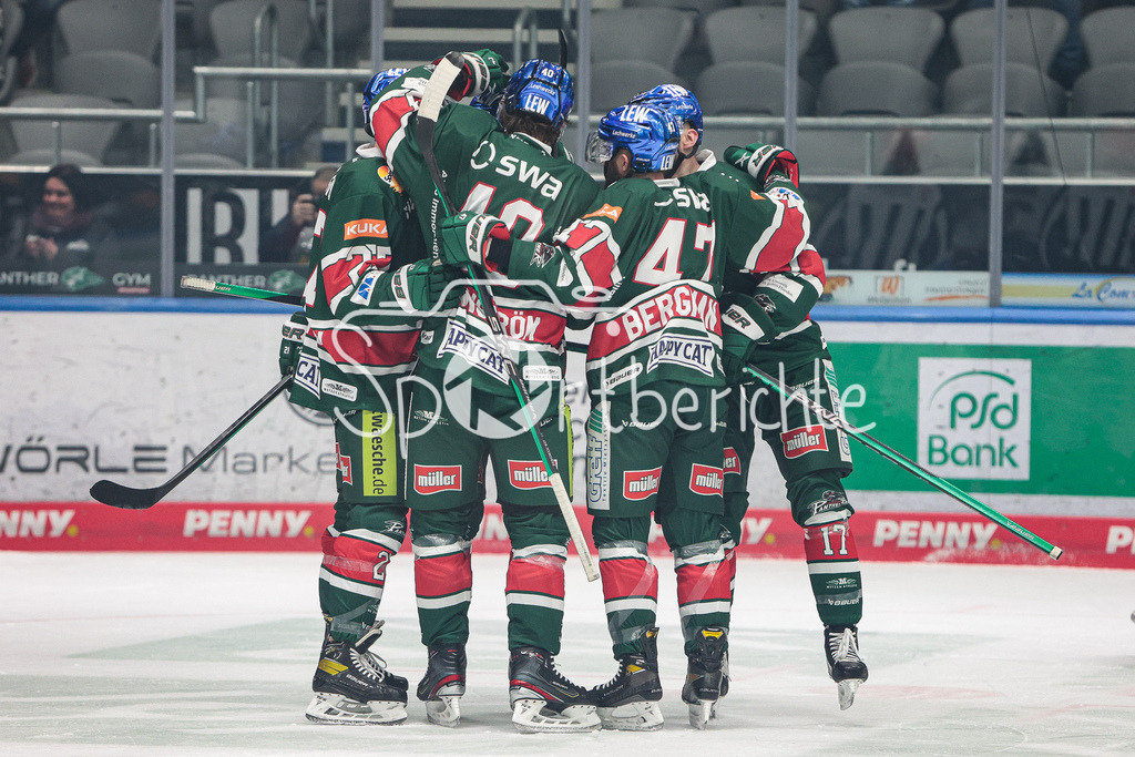 Augsburger Panther - Fischtown Pinguins Bremerhaven | Wieder freuen sich die Spieler des AEV - diesmal nach dem Tor zum 3.0 durch Ryan KUFFNER (AEV #17)