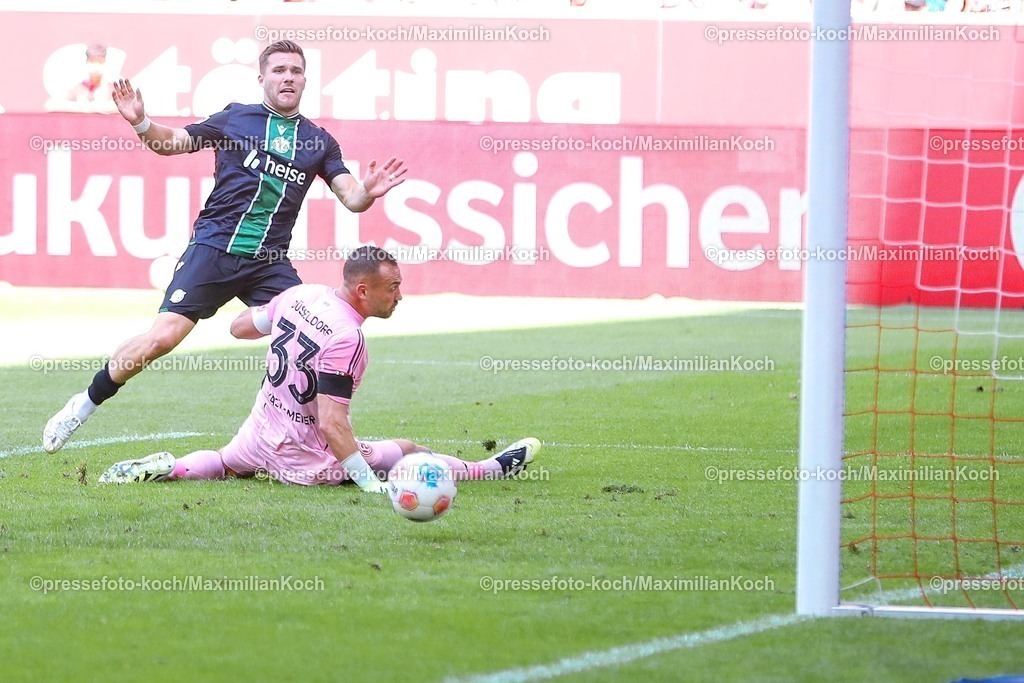 F9509082501087 | 09.08.2025, Fußball, Fortuna Düsseldorf - Hannover 96, 2. Fußball Bundesliga, Merkur Spiel-Arena, Saison 2025 2026: Torschuss Torjubel zum Tor zum 2:0 durch Torschütze Benjamin Källman (Hannover96 #09) gegen Torwart Florian Kastenmeier (Fortuna Düsseldorf #33) DFB regulations prohibit any use of photographs as image sequences and or quasi-video.