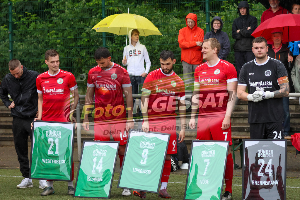 Bünder SV - TuS Bruchmühlen II | Auf dem Bild zu sehen: grün Bünder SV Verabschiedete Spieler v.l.: Timo Westerberg, Florian Schmale, Robert Lipkowski, Volkmar Vöge, Niklas Brennemann Bünder SV, TuS Bruchmühlen II, Saison 25/26, Kreisliga A, Bünde, Deutschland - Realisiert mit Pictrs.com