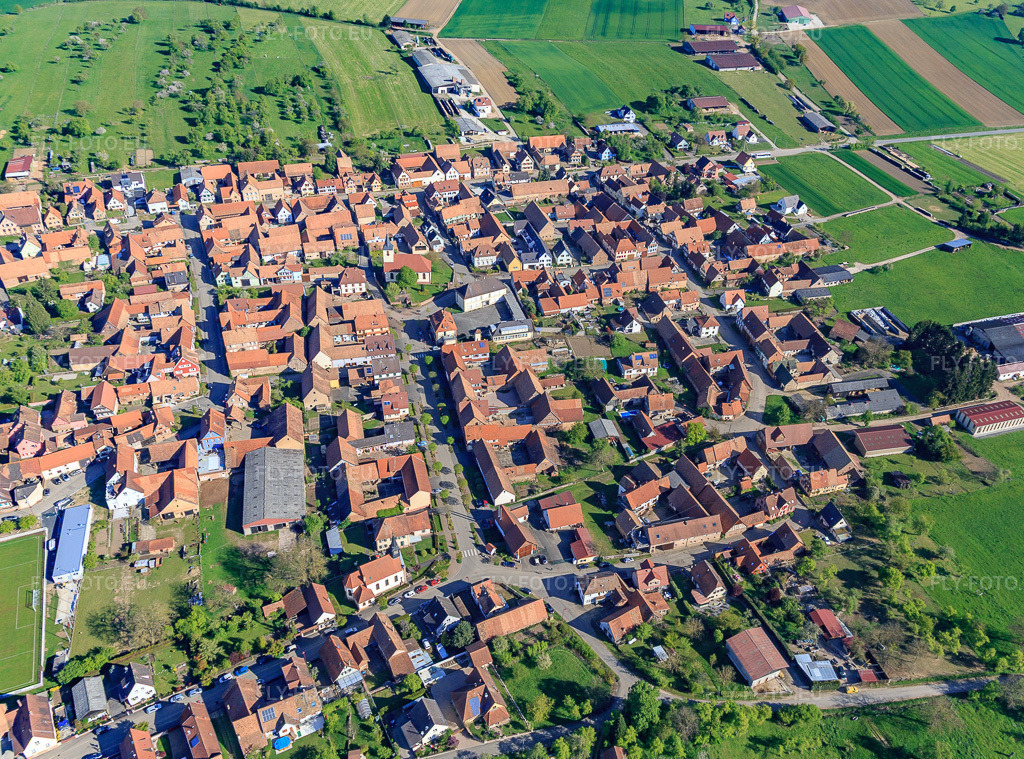 Vue aérienne: Rue de l'Église et rue Principale depuis le sud à Uhrwiller dans le département Bas Rhin, France – .Photo: IMG_099449.jpg prise le 30/04/2017 par Werner Riehm/FLY-FOTO.eu – Résolution de l'original: 4628 x 3431 px