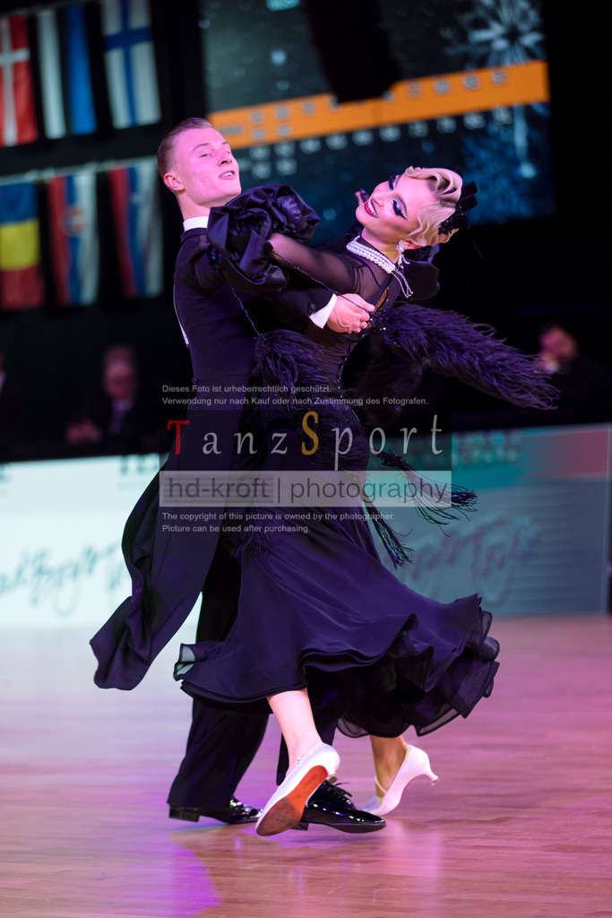 20241215_WDSF_Int_Open_Std-Riga-9401 | Tanzsportbilder, Standardtanz, Lateintanz, WDSF, DTV, LTVB, dancecomp, goc, hessen tanzt, blaues band der spree, walzer, tango, wiener walzer, slowfox, quickstepp, samba, rumba, cha-cha-cha, paso doble. jive, hd-kroft photography, turniertanzsport