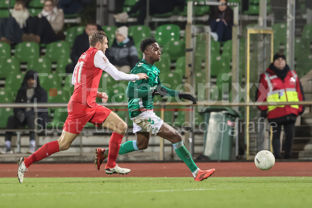 Fussball, Regionalliga Nord, SV Werder Bremen II - TSV Havelse | v.li.: Jannik Oltrogge (TSV Havelse, 31) und David Igboanugo (SV Werder Bremen II, 2) im Laufduell, Zweikampf, Duell, Dynamik, Aktion, Action, Spielszene