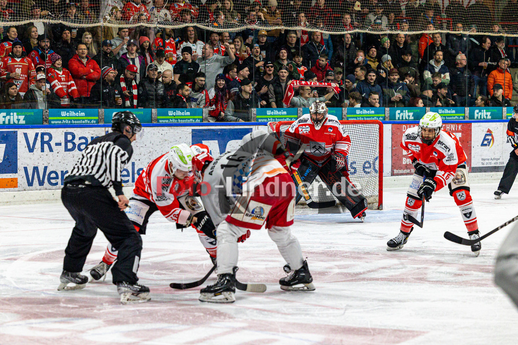 Halbfinale Spiel 3 TSV Peißenberg Miners vs TEV Miesbach | Eishockey Bayernliga Playoffs 2023/2024, Halbfinale Spiel 3 TSV Peißenberg Miners vs TEV Miesbach, 20240315,
Bully vor dem Tor von Korbinian SERTL (Miners Goali 31) mit Miesbacher Fans im Hintergrund,
2024-03-15 in Peißenberg (Eisstadion)
31 Korbinian SERTL (Miners Goali 31)
Copyright: WolfgangxLindner foto-lindner.de