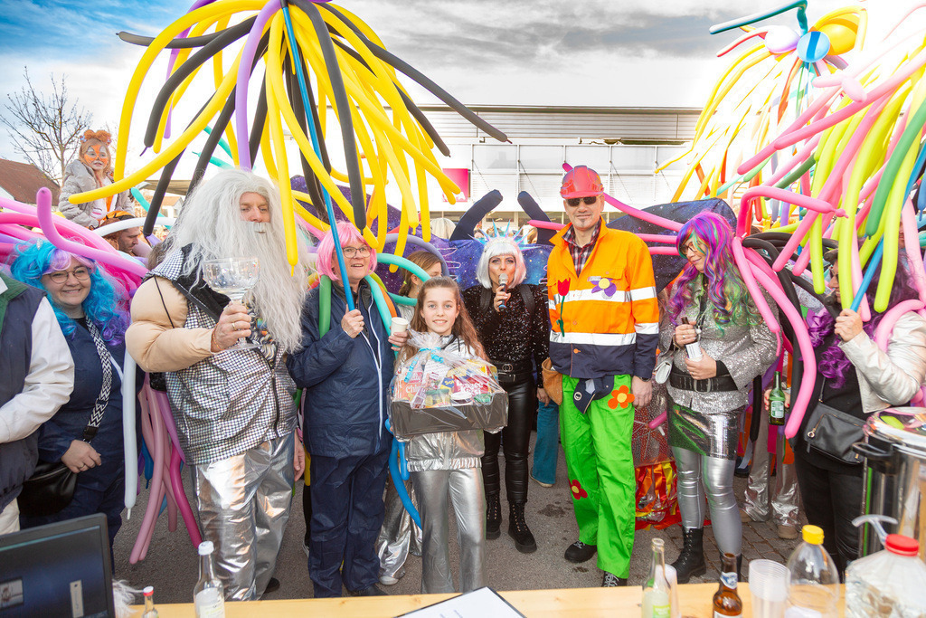 Umzug2025-238_9982 | Fotostrecke: FASCHINGSUMZUG 2025 in Loosdorf. 22 Masken(gruppen)-Teilnehmer: Loosdorfer Vereine, Wirtschaftstreibende, Gemeindeabordnungen sowie Kreditinstitute. rund 700 Besucher entlang der Hauptstrasse. Veranstaltungs-Sicherung durch Mannschaft der FF-Loosdorf mit schwerem Gerät. Maskenprämierung am EKZ-Platz durch Bgm. Thomas Vasku in den Kategorien: Bester Festwagen (Fa. gkonzept-Groissenberger; Beste Personengruppe-ASK-Loosdorf; Beste Einzelperson; Weiteste Anreise-FF Schollach;