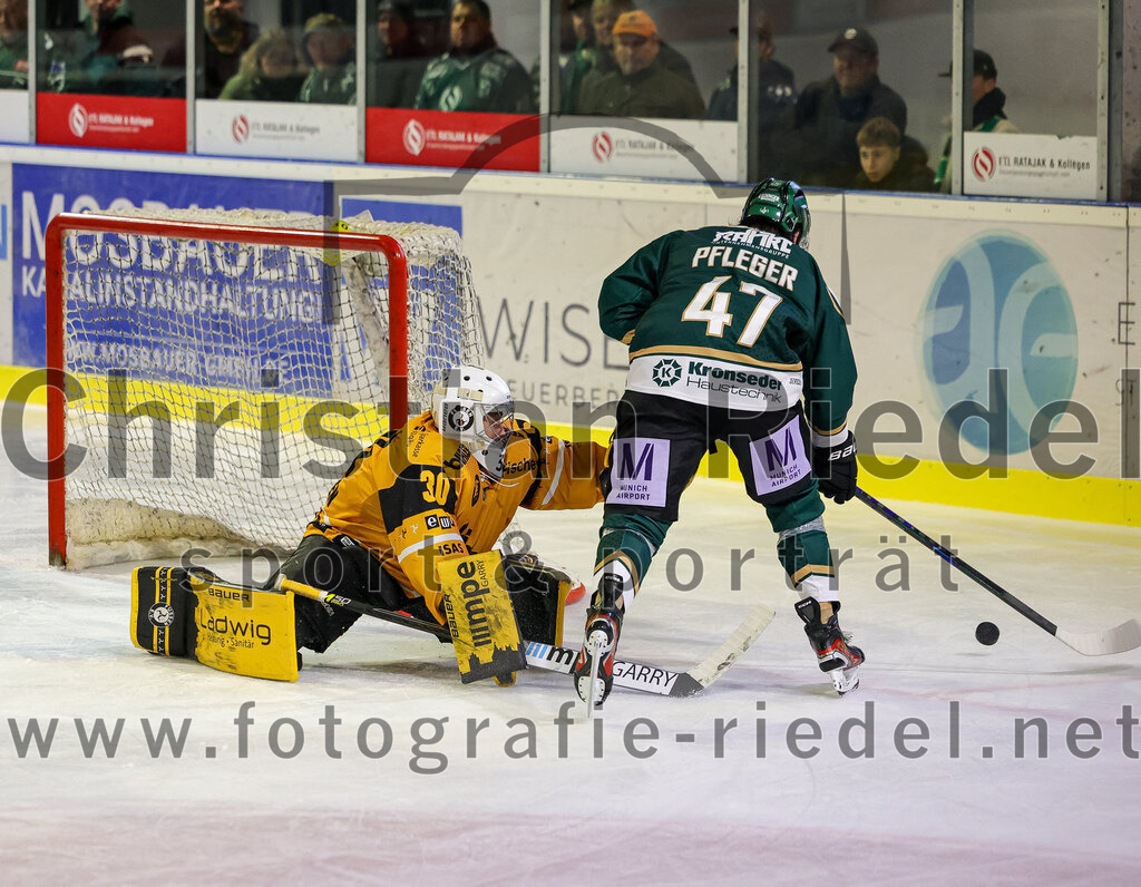 2025-11-02_085_TSV_Erding_gegen_EV_Fuessen | Erding, Deutschland, 02.11.2025:Eishockey, Oberliga Süd 2025 / 2026, 15. Spieltag, TSV Erding gegen EV Füssen, Endergebnis: 2:6Torwart Timotej Pancur (EV Füssen, #30), Marco Pfleger (Erding Gladiators, #47)Foto: Christian Riedel / fotografie-riedel.net