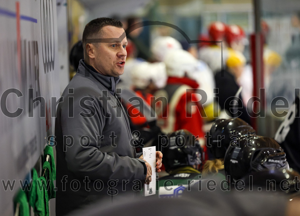 2023-01-06_025_TSV_Erding_gegen_ERV_Schweinfurt | Erding, Deutschland, 06.01.2023:
Eishockey, Bayernliga 2022 / 2023, 26. Spieltag, TSV Erding gegen ERV Schweinfurt, Endergebnis: 7:3

Trainer Ales Jirik (Erding Gladiators)

Foto: Christian Riedel / fotografie-riedel.net
