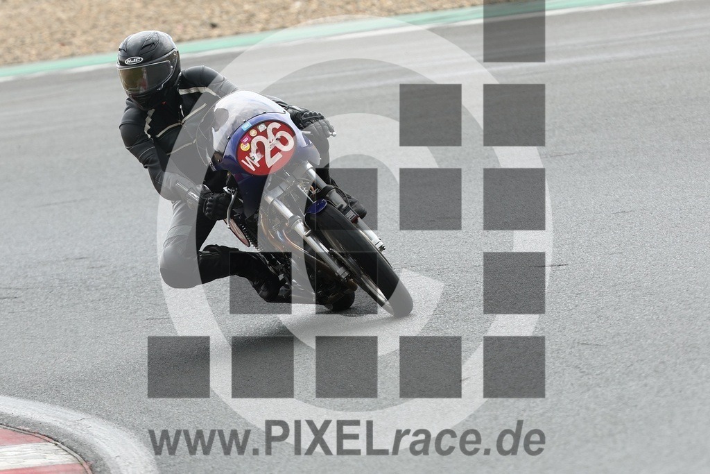 0w26-20260418_03434 | Schöne Erinnerungen an spannende Momente - das festzuhalten ist unser Job. PIXELrace.de ist seit 2003 auf den Rennstrecken Europas unterwegs um die Action draußen beim Fahren und die wunderbare Stimmung imm Fahrerlager für euch einzufangen.