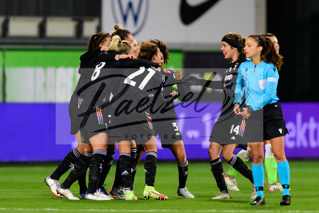 WOBJUV20211118_071 | Fussball, Frauen: . Spielerinnen von Juventus FC Schlussjubel, jubelt nach dem 0:2 Sieg bei dem Spiel der UEFA Women´s Champions League zwischen VfL Wolfsburg und Juventus Turin im AOK-Stadion am 18.11.2021 in Wolfsburg, Deutschland. - Realisiert mit Pictrs.com