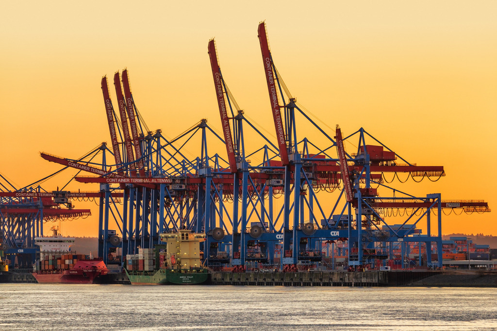 10260203 - Containerterminal Altenwerder | Blick auf das Containerterminal Altenwerder im Abendlicht.