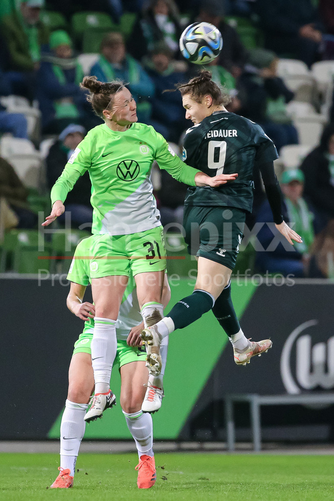Fussball, Google Pixel Frauen-Bundesliga, VfL Wolfsburg - SV Werder Bremen | v.li.: Marina Hegering (VfL Wolfsburg, 31) und Sophie Weidauer (SV Werder Bremen, 9) im Kopfballduell, Kopfball, Zweikampf, Action, Aktion, Spielszene, DIE DFB-RICHTLINIEN UNTERSAGEN JEGLICHE NUTZUNG VON FOTOS ALS SEQUENZBILDER UND/ODER VIDEOÄHNLICHE FOTOSTRECKEN. DFB REGULATIONS PROHIBIT ANY USE OF PHOTOGRAPHS AS IMAGE SEQUENCES AND/OR QUASI-VIDEO.