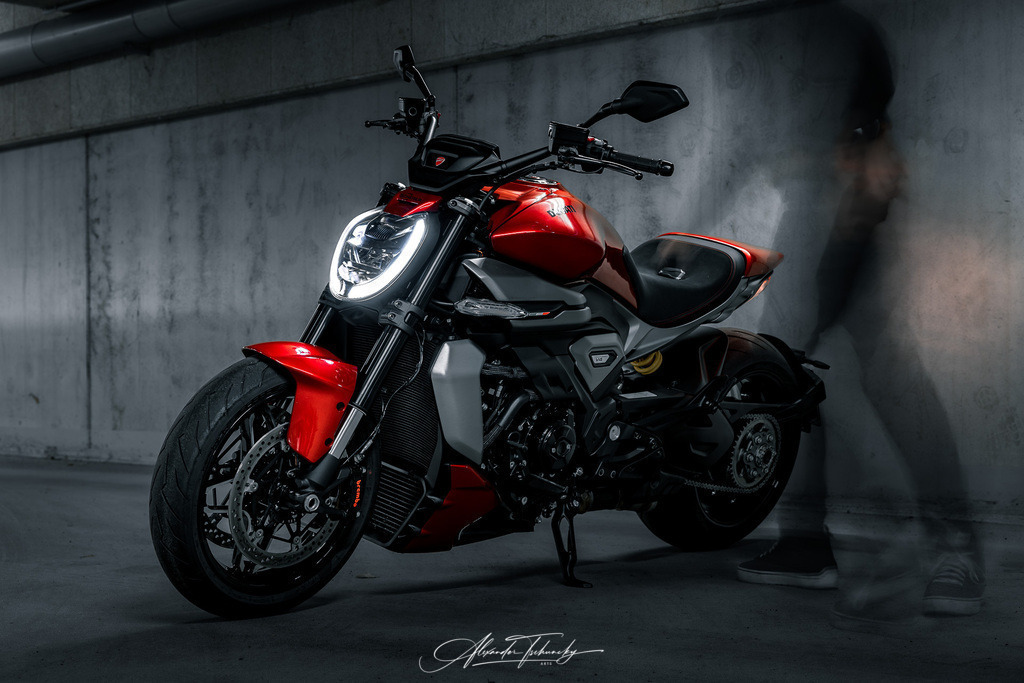 Ducati xDivael V4 | Entdecken Sie die faszinierende Welt von Alexander Tschuncky Arts: Kreative Fotografie, atemberaubende Automobilkunst und hochwertiger Bilderdruck. Lassen Sie sich inspirieren! - Realisiert mit Pictrs.com