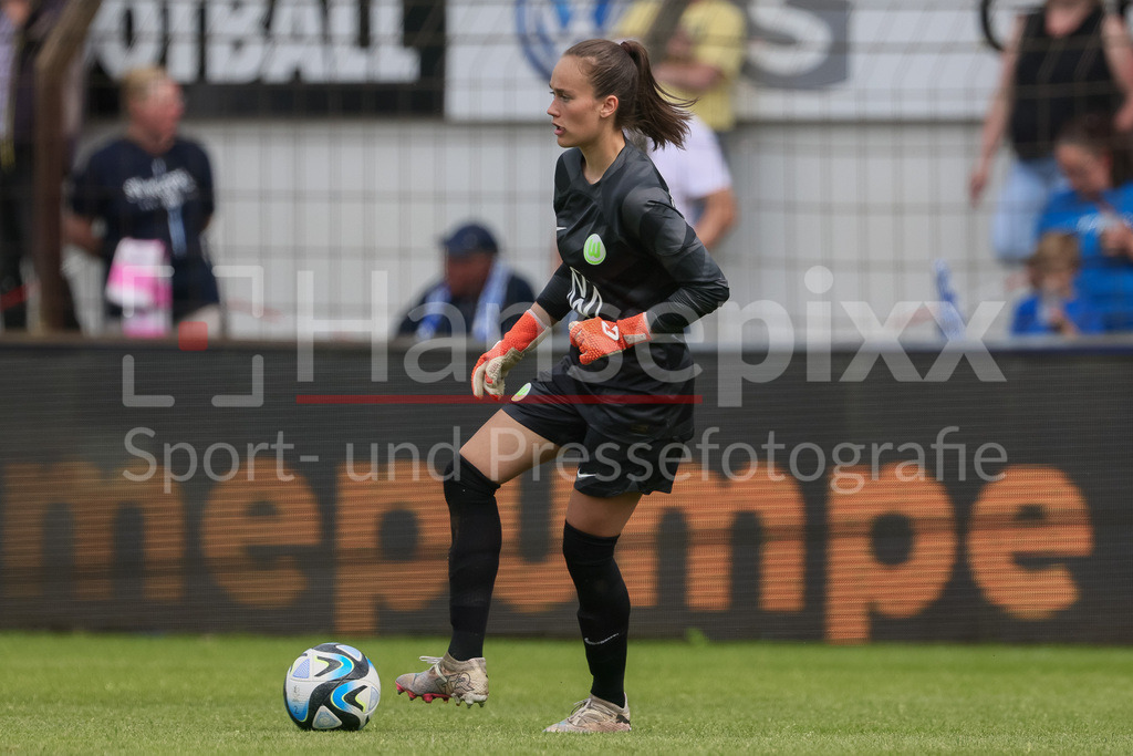 Fussball, 2. Frauen-Bundesliga, SV Meppen - VfL Wolfsburg II | v.li.: Kiara Beck (Torhüterin, Torwart, VfL Wolfsburg II, 1) am Ball, Freisteller, Einzelbild, Ganzkörper, Aktion, Action, Spielszene, DIE DFB-RICHTLINIEN UNTERSAGEN JEGLICHE NUTZUNG VON FOTOS ALS SEQUENZBILDER UND/ODER VIDEOÄHNLICHE FOTOSTRECKEN. DFB REGULATIONS PROHIBIT ANY USE OF PHOTOGRAPHS AS IMAGE SEQUENCES AND/OR QUASI-VIDEO.