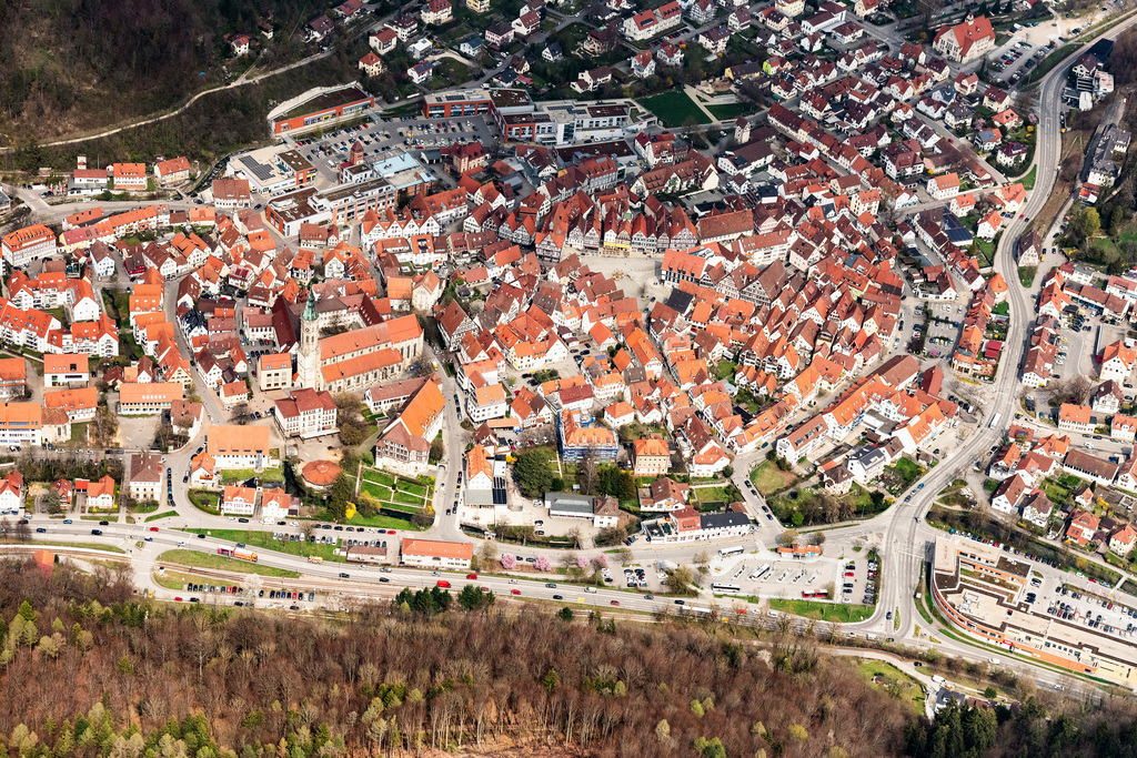 dr__0022432.jpg | BAD URACH 11.04.2019 Stadtansicht des Innenstadtbereiches in Bad Urach im Bundesland Baden-Württemberg, Deutschland. // City view on down town in Bad Urach in the state Baden-Wurttemberg, Germany. Foto: Daniel Reiter