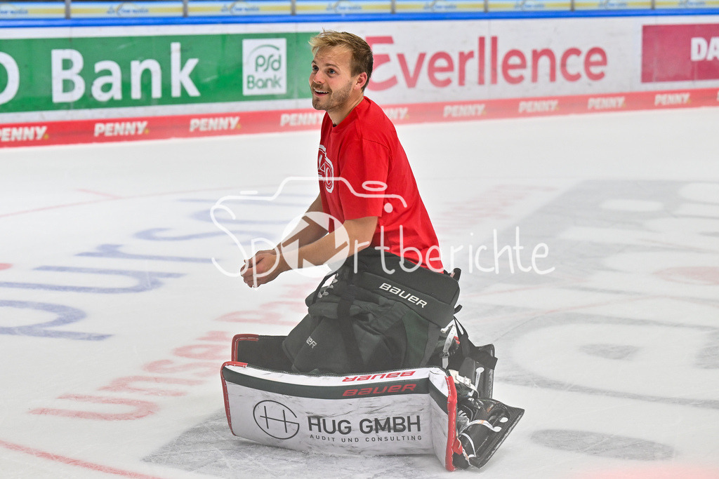 Augsburger Panther - Iserlohn Roosters | Die Augsburger Panther feiern zusammen mit ihren Fans den Heimsieg gegen Iserlohn / Penny DEL: Augsburger Panther - Iserlohn Roosters; Curt Frenzel Stadion am 21.09.2025 / im Bild Michael GARTEIG (Augsburger Panther 34