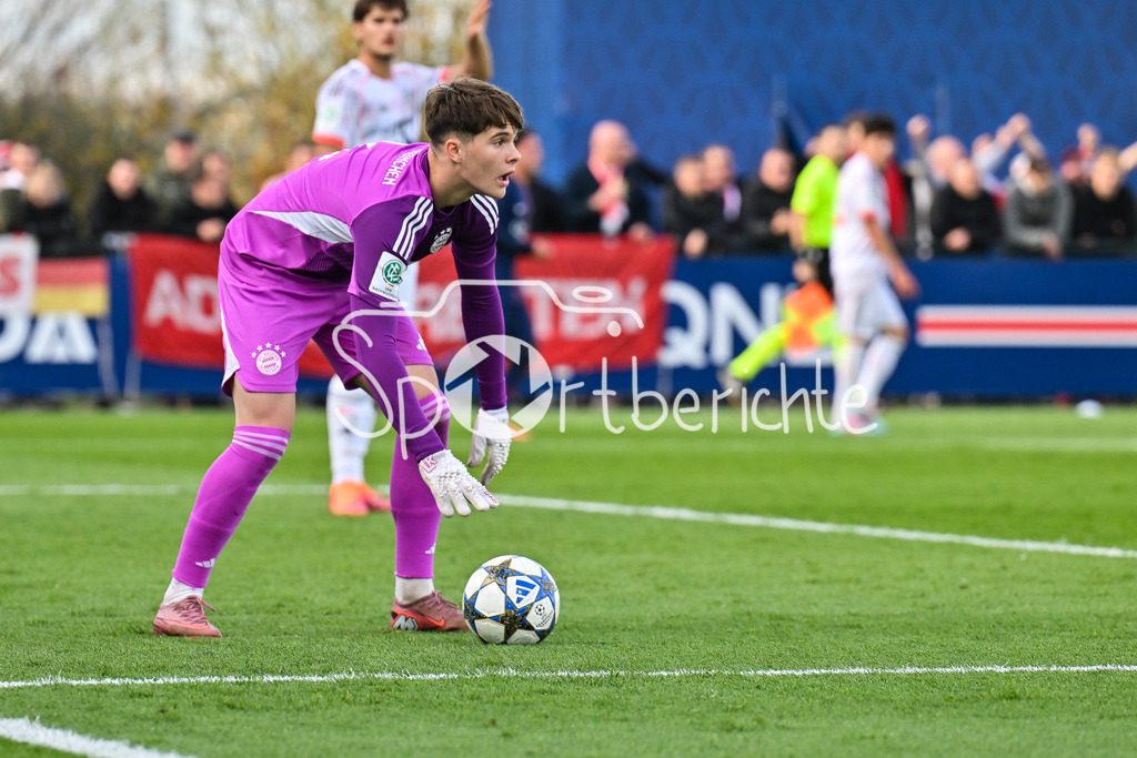 Paris Saint Germain U19 - FC Bayern München U19 | PARIS, FRANKREICH - 4. NOVEMBER: am Ball Leon KLANAC (FC Bayern München U19 1) beim Ligaspiel zwischen der U19 von Paris Saint Germain und der U19 des FC Bayern München am 4. Spieltag der UEFA Youth League am PSG Campus am 04.11.2025