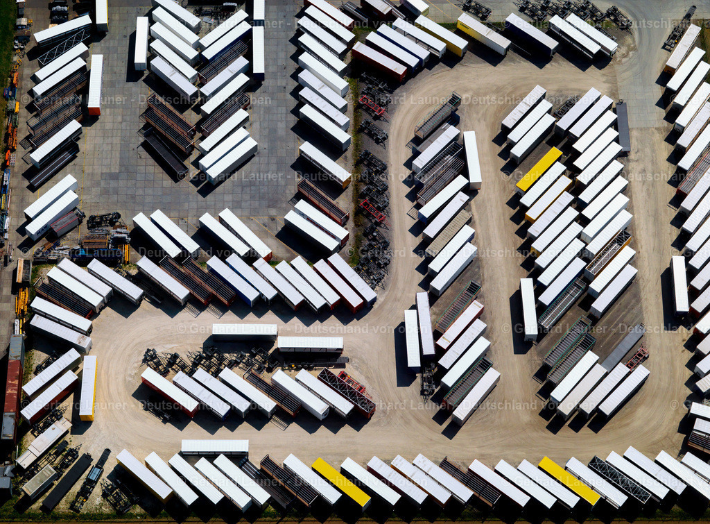 9300389 | BURTENBACH 21.04.2007 Blick auf Lastkraftwagen-Abstellfläche bei Burtenbach im Bundesland Bayern. // View of a truck parking near Burtenbach in the state Bavaria. Foto: Gerhard Launer