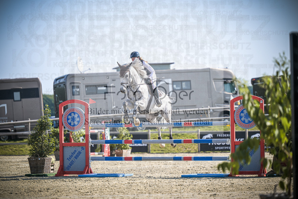 DOS_1979 | Entdecke hochwertige Reitturnierfotos von Foto Oger. Professionell, emotional und authentisch – jetzt Lieblingsmomente im Shop bestellen.Deutschlandweite Turnierfotografie. - Realisiert mit Pictrs.com