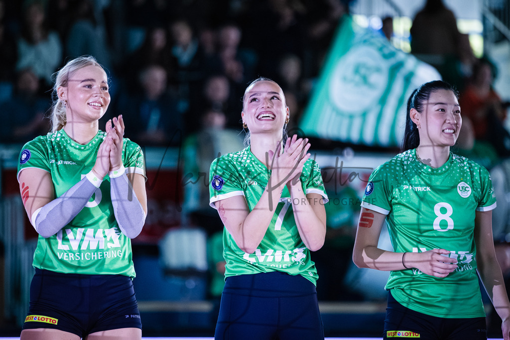 Volleyball, 1. Bundesliga Frauen, Hauptrunde, 1. Spieltag, Saison 2025/2026: USC Münster - SSC Palmberg Schwerin | 1. Bundesliga Frauen, Hauptrunde, 1. Spieltag, Saison 2025/2026, USC Münster empfängt SSC Palmberg Schwerin in der Sporthalle Berg Fidel in Münster. Foto: sportfotografie.ms | Markus Paletta - Realisiert mit Pictrs.com