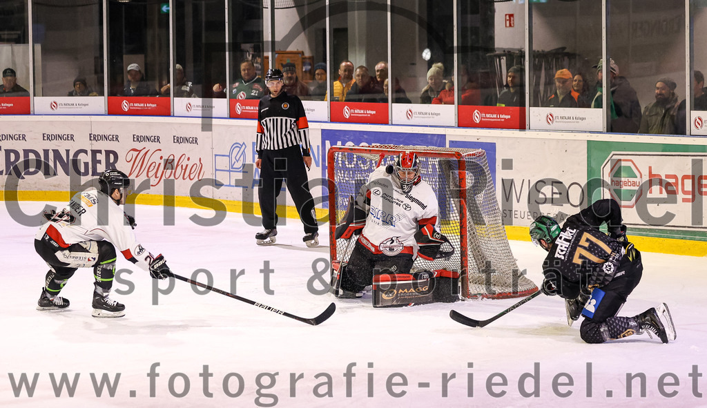 2024-03-08_122_TSV_Erding_gegen_EHC_Koenigsbrunn | Erding, Deutschland, 08.03.2024:
Eishockey, Bayernliga Playoffs 2023 / 2024, 1. Spieltag, TSV Erding gegen EHC Königsbrunn, Endergebnis: 3:0

Philipp Sander (EHC Königsbrunn, #20), Torwart Stefan Vajs (EHC Königsbrunn, #32), Philipp Michl (Erding Gladiators, #77)

Foto: Christian Riedel / fotografie-riedel.net
