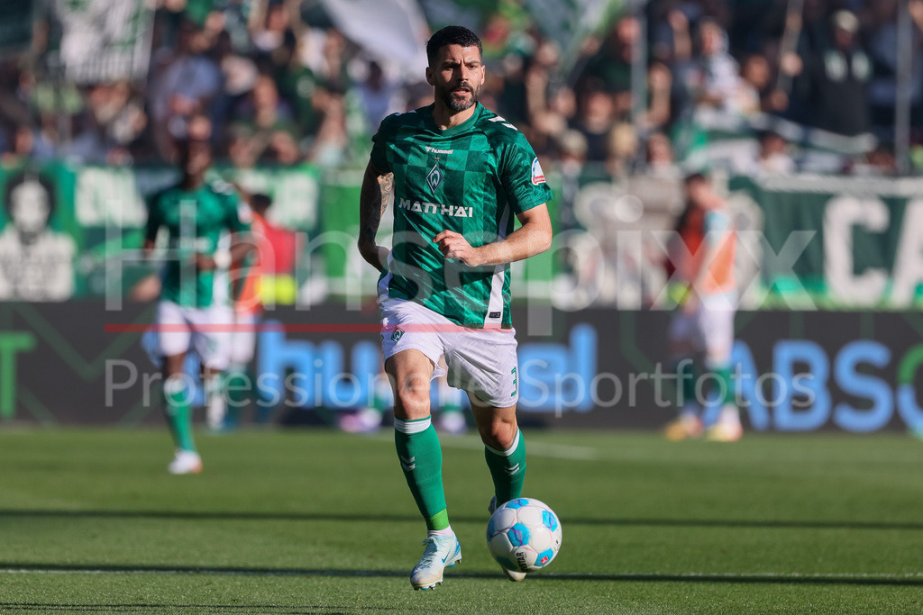 Fussball, Bundesliga, SV Werder Bremen - FC Bayern München | v.li.: Anthony Jung (SV Werder Bremen, 3) am Ball, Einzelbild, Ganzkörper, Aktion, Action, Spielszene, DIE DFL-RICHTLINIEN UNTERSAGEN JEGLICHE NUTZUNG VON FOTOS ALS SEQUENZBILDER UND/ODER VIDEOÄHNLICHE FOTOSTRECKEN. DFL REGULATIONS PROHIBIT ANY USE OF PHOTOGRAPHS AS IMAGE SEQUENCES AND/OR QUASI-VIDEO.