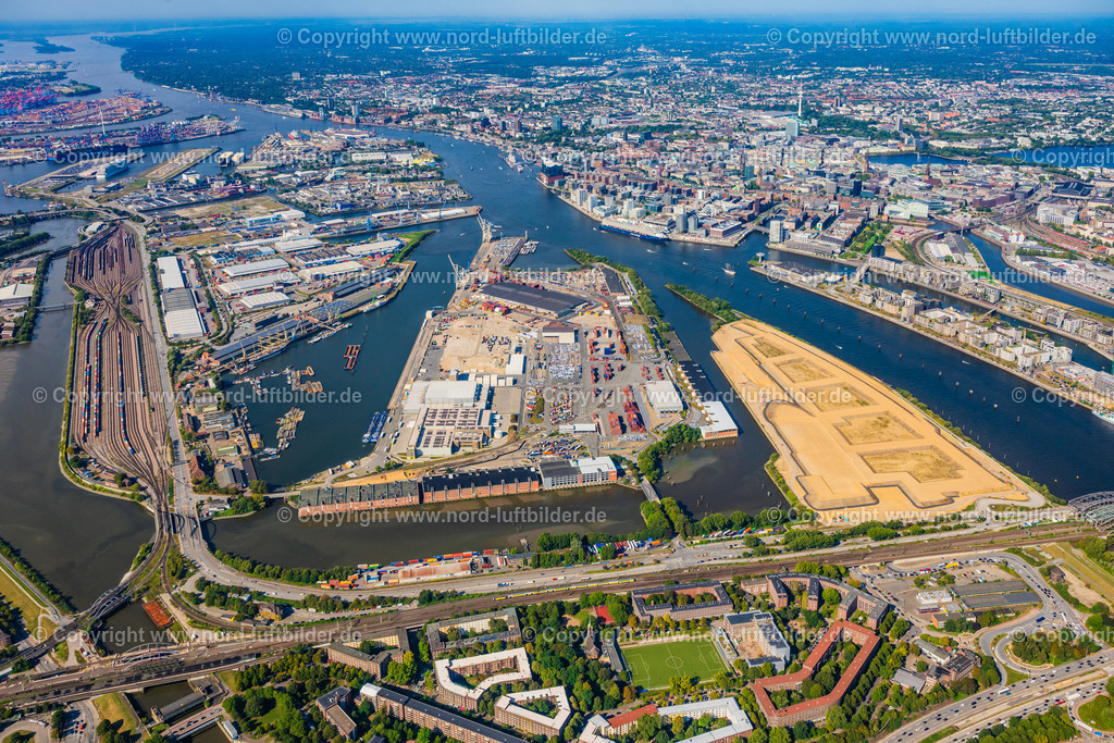 Hamburg_Veddel_Kleiner_Grasbrook_ELS_8200200925 | HAMBURG 20.09.2025 Abriß- und Erdarbeiten auf dem Gelände der ehemaligen Logistikzentrum- Ruine Überseezentrum am Schuhmacherwerder - Moldauhafen im Ortsteil Kleiner Grasbrook in Hamburg, Deutschland. Weiterführende Informationen bei: EGGERS Tiefbau GmbH,  HPA Hamburg Port Authority. // Demolition work on the site of the former logistics center ruin Ueberseezentrum on Schuhmacherwerder - Moldauhafen in the district Kleiner Grasbrook in Hamburg, Germany. Further information at: EGGERS Tiefbau GmbH,  HPA Hamburg Port Authority. Foto: Martin Elsen