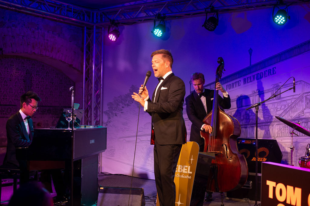 Tom Gaebel & His Trio | Tom Gaebel & His Trio im Forte Belvedere Leisnig zum Festival Hallo Leisnig 2022. - Realisiert mit Pictrs.com