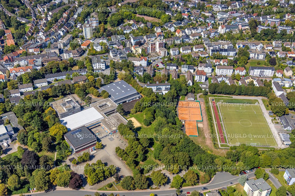 Luedenscheid250814021 | Luftbild, Bergstadt Gymnasium und Sportanlage Honsel Fußballstadion, Lüdenscheid-Stadt, Lüdenscheid, Sauerland, Nordrhein-Westfalen, Deutschland