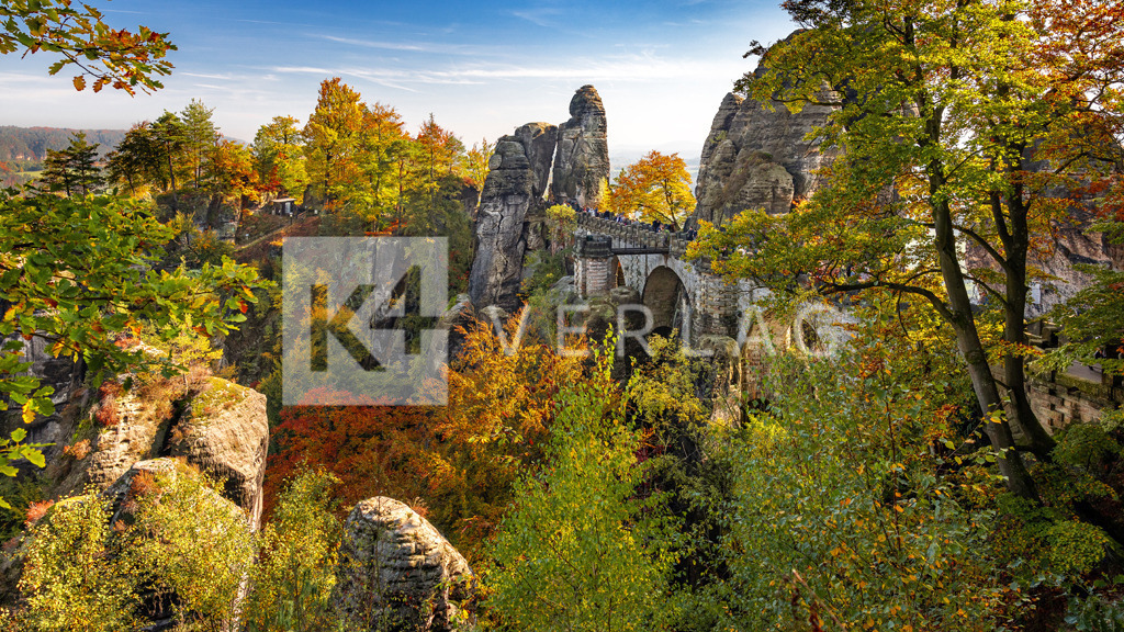 Wandbild-Panorama-Bastei-Basteibruecke-Herbst-0U3A6518 | Herbstliche Basteibrücke über der Felsenbühne Rathen in der Sächsischen Schweiz im Elbsandsteingebirge - Realisiert mit Pictrs.com