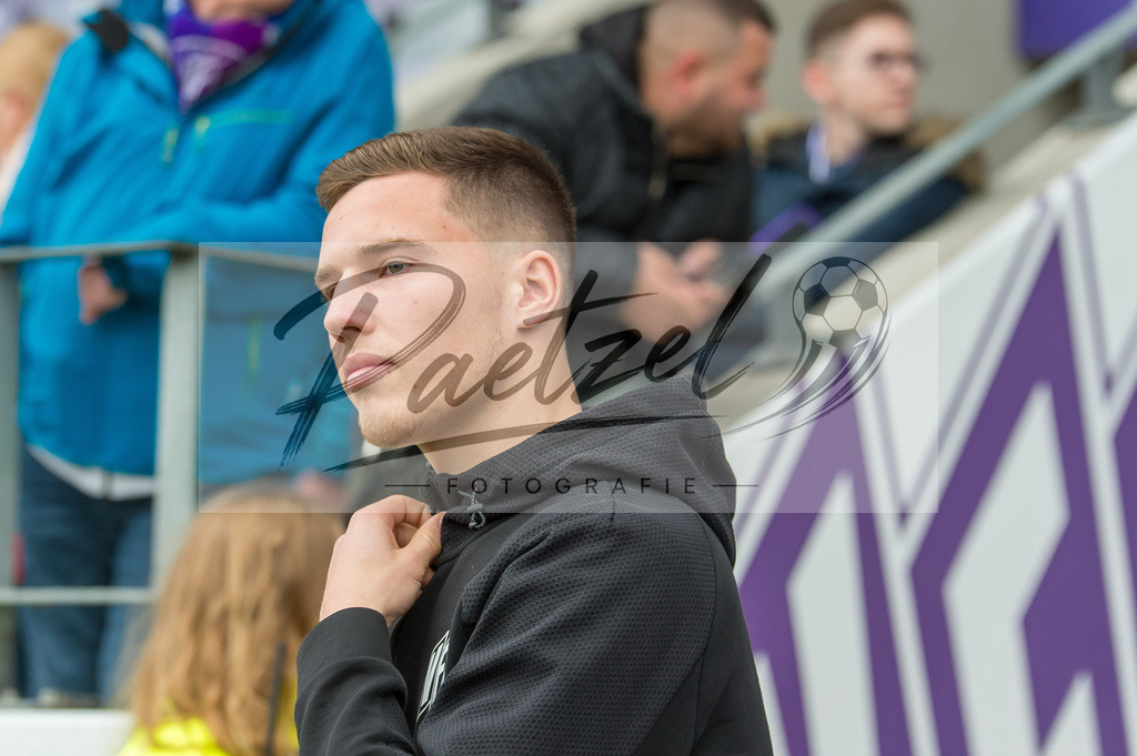 OSNTSV20211106_020 | Fussball, Herren: Luis Sprekelmeyer (VfL Osnabrueck) schaut bei dem Spiel der 3. Liga zwischen VfL Osnabrueck und TSV 1860 Muenchen im Stadion an der Bremer Bruecke am 06.11.2021 in Osnanbrueck, Deutschland.DFB / DFL REGULATIONS PROHIBIT ANY USE OF PHOTOGRAPHS AS IMAGE SEQUENCES AND/OR QUASI-VIDEO. - Realisiert mit Pictrs.com