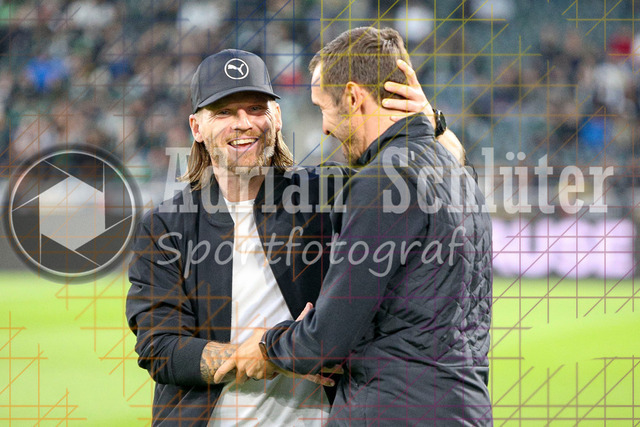 Borussia Mönchengladbach vs SC Freiburg - Bundesliga  | Mönchengladbach, Deutschland, 05.10.25:   Trainer Eugen Polanski (Borussia Mönchengladbach) und Trainer Julian Schuster (SC Freiburg) reden miteinanderwaehrend des Spiels der Bundesliga zwischen Borussia Mönchengladbach vs SC Freiburg im Stadion im Borussia Park(Foto von Brauer-Fotoagentur / Adrian Schlueter)