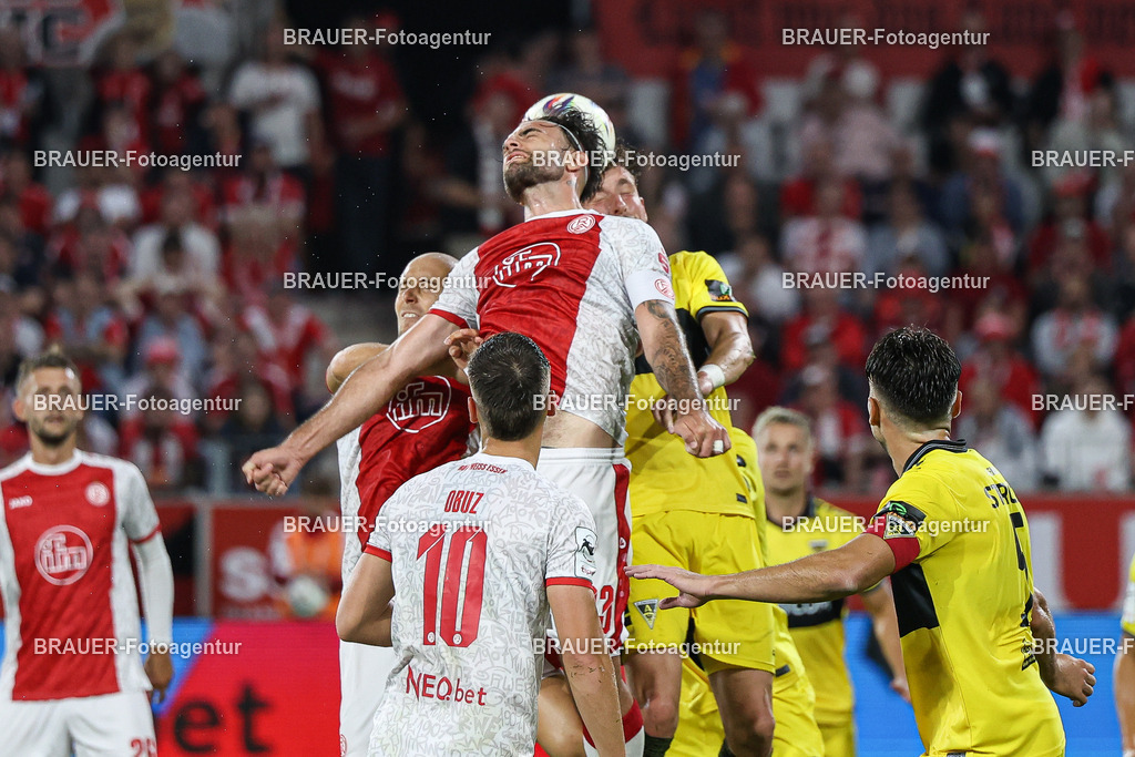 Rot-Weiss Essen - TSV Alemannia Aachen | Essen, Deutschland, 31.08.2025 José-Enrique Ríos Alonso  (Rot-Weiss Essen) mit Felix Meyer (Alemannia Aachen) im Kampf um den Ballwährend des 3.Liga Spiels zwischen  Rot-Weiss Essen und Alemannia Aachen am 31.08.2025 im Stadion an der Hafenstraße in Essen. (Foto von Timo Bluhmki-Schmidt/Brauer Fotoagentur