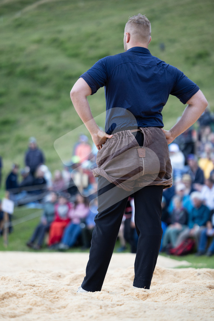 Rigi2025_0397 | Die Schwinger des Schwyzer Kantonalen Schwingerverbandes: Fotos, die Dynamik und Leidenschaft festhalten, sowie emotionale Momente aus dem traditionellen Schwingsport zeigen. - Realisiert mit Pictrs.com