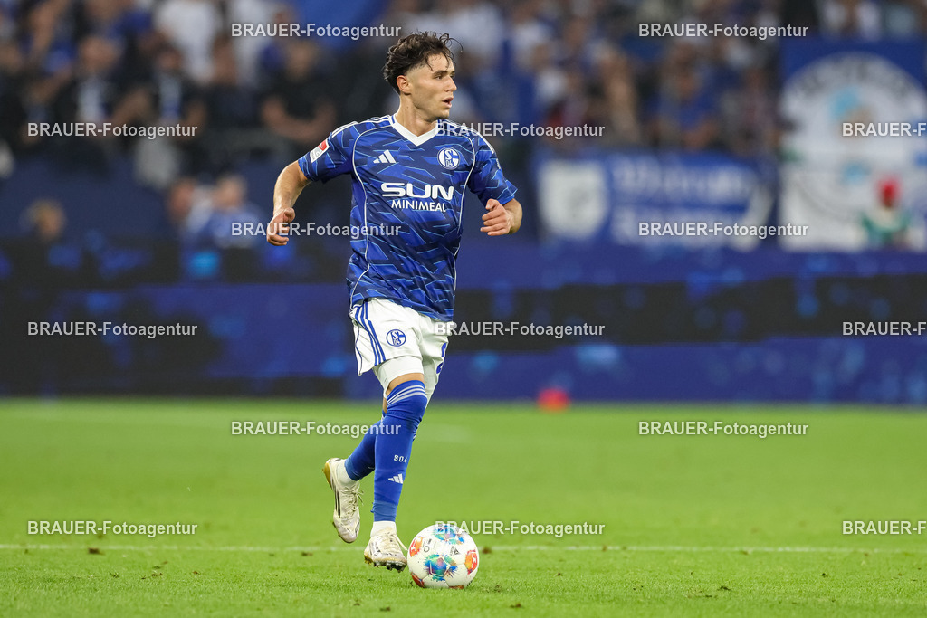 1_S04BER_20250801_1984.JPG -  - FC Schalke 04 - Hertha BSC Berlin - 2. Bundesliga | Gelsenkirchen, Deutschland, 01.08.25: Soufiane El-Faouzi (FC Schalke 04) in Aktion, am Ball, Einzelaktion waehrend des Spiels der 2. Bundesliga zwischen FC Schalke 04 - Hertha BSC Berlin in der Veltins-Arena am 01. August 2025 in Gelsenkirchen, Deutschland. (Foto von Stefan Brauer/Brauer-Fotoagentur)DFB/DFL REGULATIONS PROHIBIT ANY USE OF PHOTOGRAPHS AS IMAGE SEQUENCES AND/OR QUASI-VIDEO.