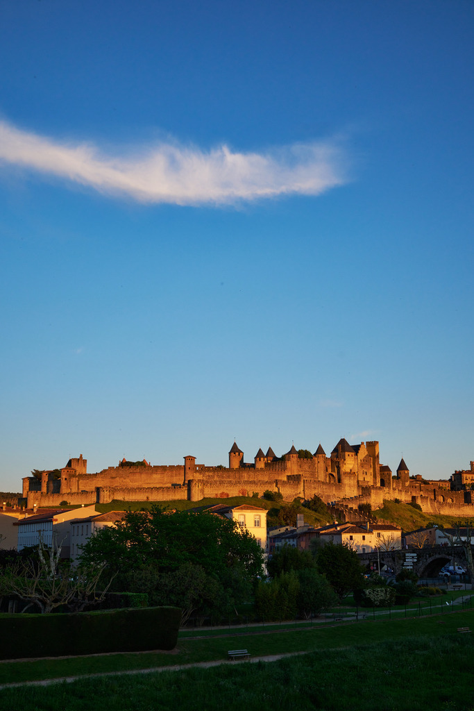 Blick auf die Cité von Carcassonne | Carcassonne, Frankreich - May 09, 2024: Blick auf die Cité von Carcassonne mit blauem Himmel im Abendlicht. - Realisiert mit Pictrs.com