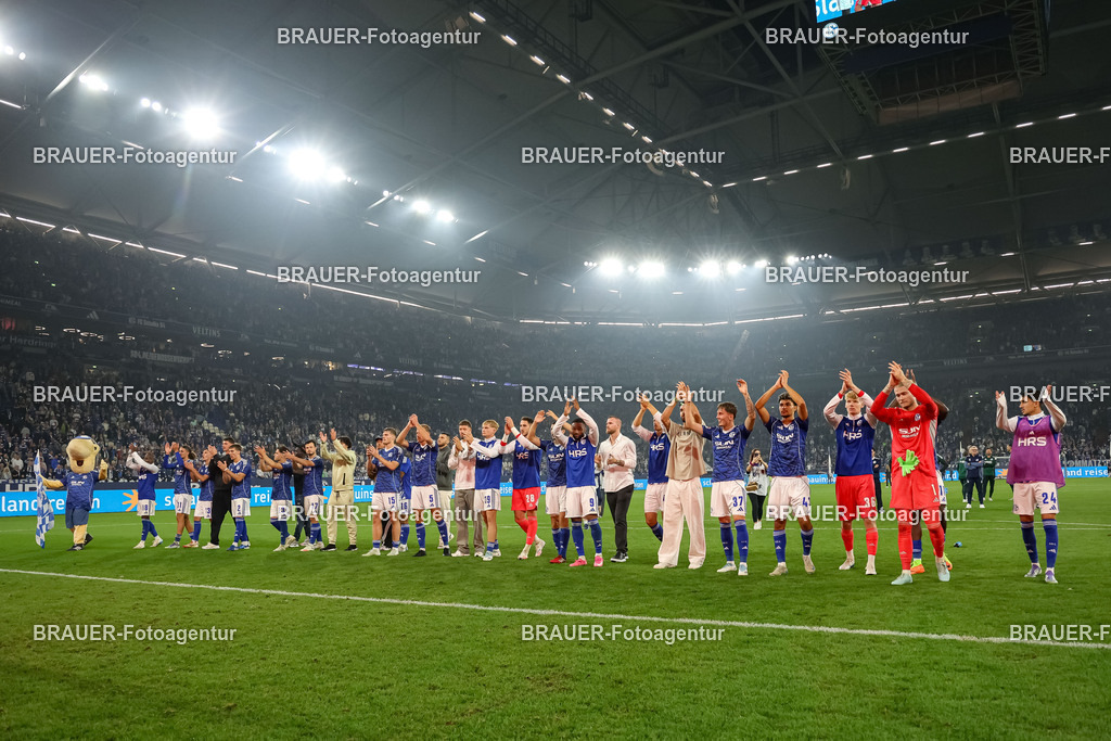 1_S04BER_20250801_4441.JPG -  - FC Schalke 04 - Hertha BSC Berlin - 2. Bundesliga | Gelsenkirchen, Deutschland, 01.08.25: Spieler von FC Schalke 04 feiern den Sieg waehrend des Spiels der 2. Bundesliga zwischen FC Schalke 04 - Hertha BSC Berlin in der Veltins-Arena am 01. August 2025 in Gelsenkirchen, Deutschland. (Foto von Stefan Brauer/Brauer-Fotoagentur)DFB/DFL REGULATIONS PROHIBIT ANY USE OF PHOTOGRAPHS AS IMAGE SEQUENCES AND/OR QUASI-VIDEO.