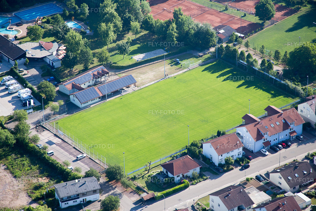 Luftbild: Sportplätze im Ortsteil Ingenheim in Billigheim-Ingenheim im Bundesland Rheinland-Pfalz in Deutschland. Foto: IMG_080104.jpg vom 05.06.2015 durch Werner Riehm/FLY-FOTO.de