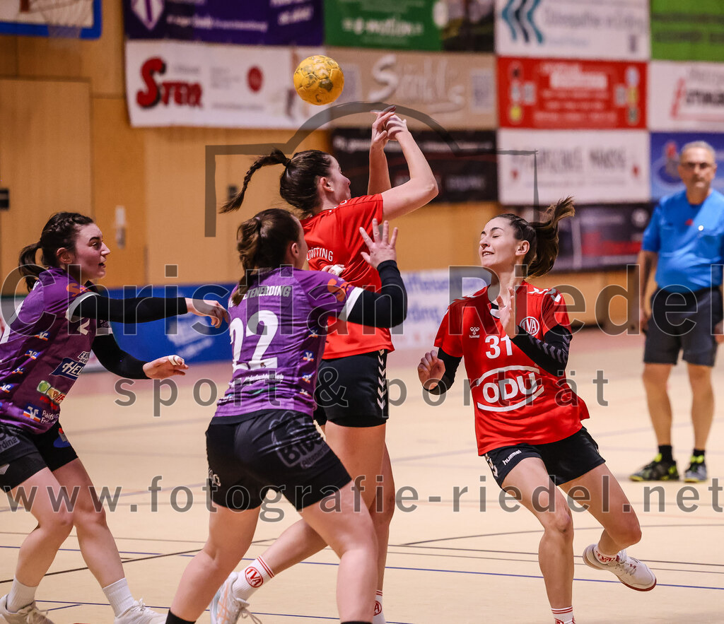 2025-01-18_092_SpVgg_Altenerding_gegen_TV_Altoetting | Erding, Deutschland, 18.01.2025:Handball, Bezirksoberliga Frauen Altbayern 2024 / 2024, 11. Spieltag, SpVgg Altenerding gegen TV Altötting, Endergebnis: 19:24Katharina Künstner (SpVgg Altenerding, #23), Johanna Taubmann (SpVgg Altenerding, #22), Sarah Greilinger (TV Altötting, #31)Foto: Christian Riedel / fotografie-riedel.net