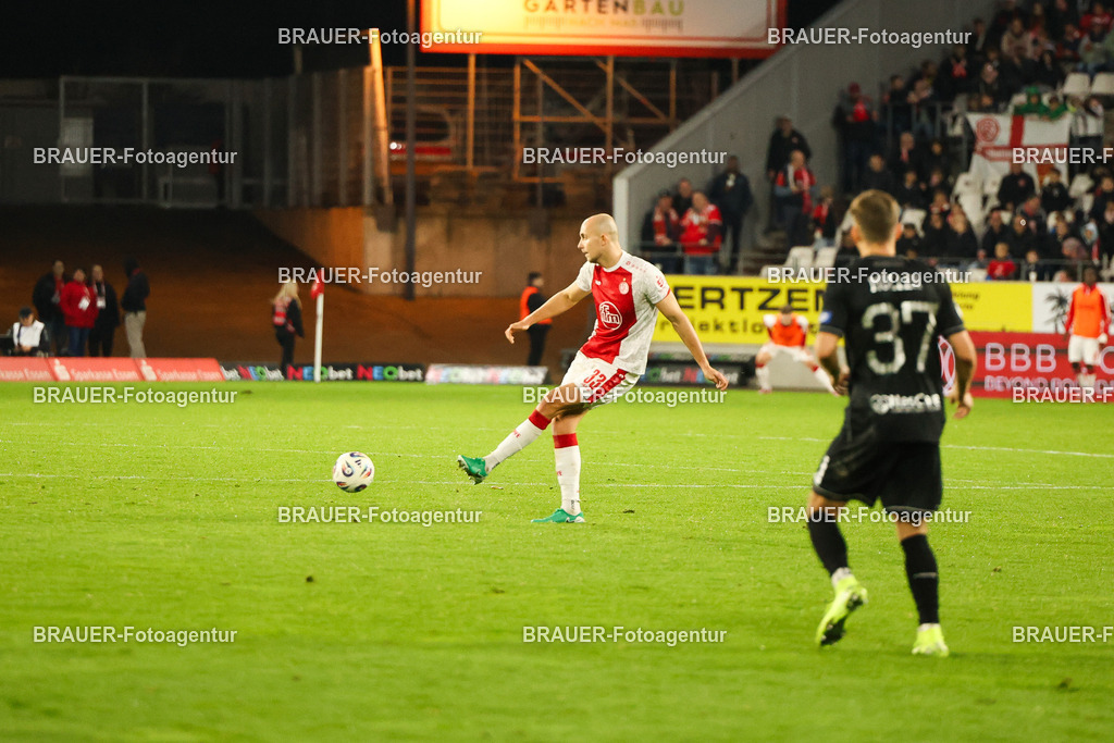 Rot-Weiss Essen - 1.Fc Schweinfurt | Essen, Deutschland, 02.11.2025 Tobias Kraulich  (Rot-Weiss Essen) Einzelaktion während des 3.Liga Spiels zwischen  Rot-Weiss Essen und 1.Fc Schweinfurt am 02.11.2025 im Stadion an der Hafenstraße in Essen. (Foto von Timo Bluhmki-Schmidt/Brauer Fotoagentur