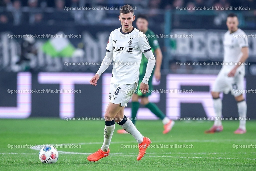 BMG13122502076 | 13.12.2025, Fußball, Borussia Mönchengladbach - VfL Wolfsburg, 1. Fußball Bundesliga, 14.Spieltag, Borussia-Park, Saison 2025 2026: Yannik Engelhardt&nbsp;(Borussia Mönchengladbach #06)  DFB regulations prohibit any use of photographs as image sequences and or quasi-video.