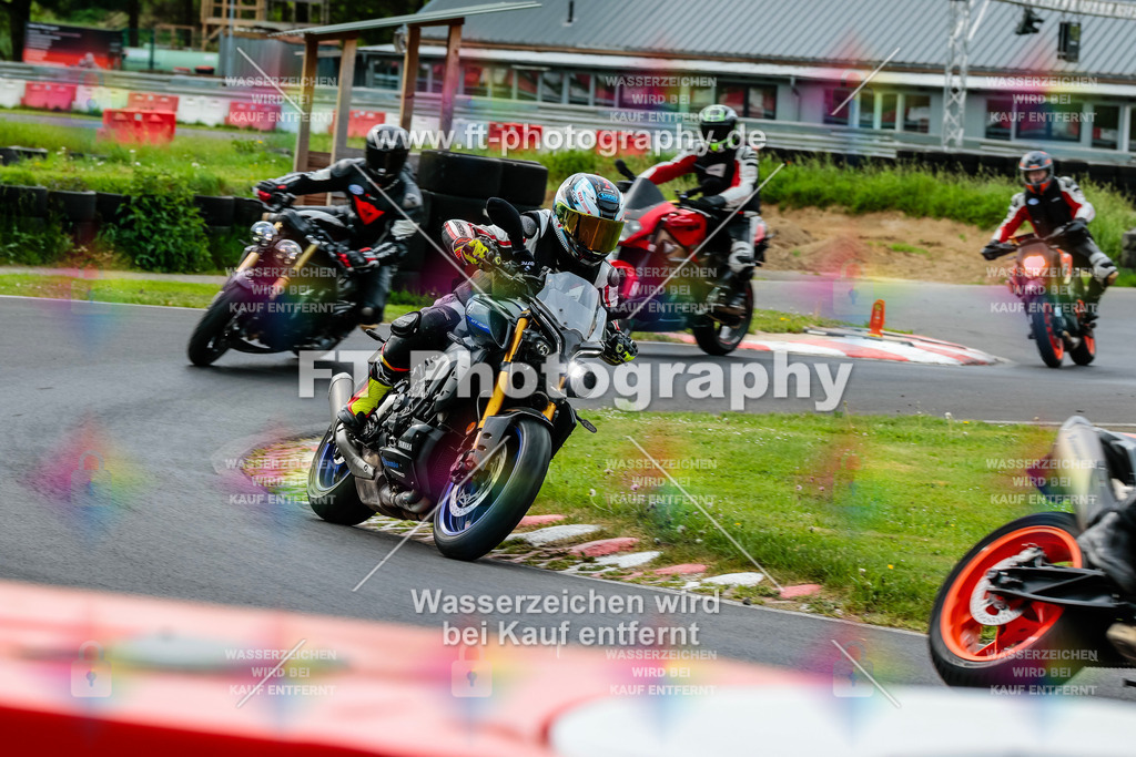 MotoTeamVBK-20073 | Hier findet Ihr Bilder von Touristenfahrten auf der Nürburgring Nordschleife oder von anderen Veranstaltungen die ich besucht habe. Viel Spass beim Durch Schauen 