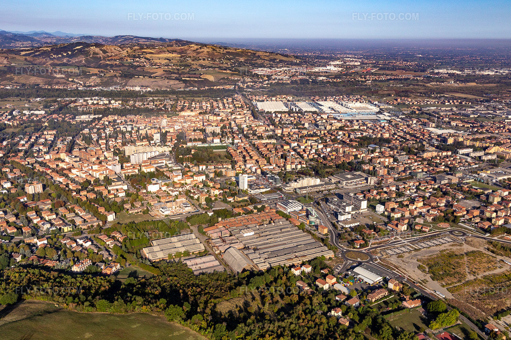 Aerial view: View of the town in Sassuolo in the state Modena, Italy. – Photo: IMG_134939.jpg taken on 09/20/2022 by Werner Riehm/FLY-FOTO.com – Resolution of the original: 5106 x 3404 px