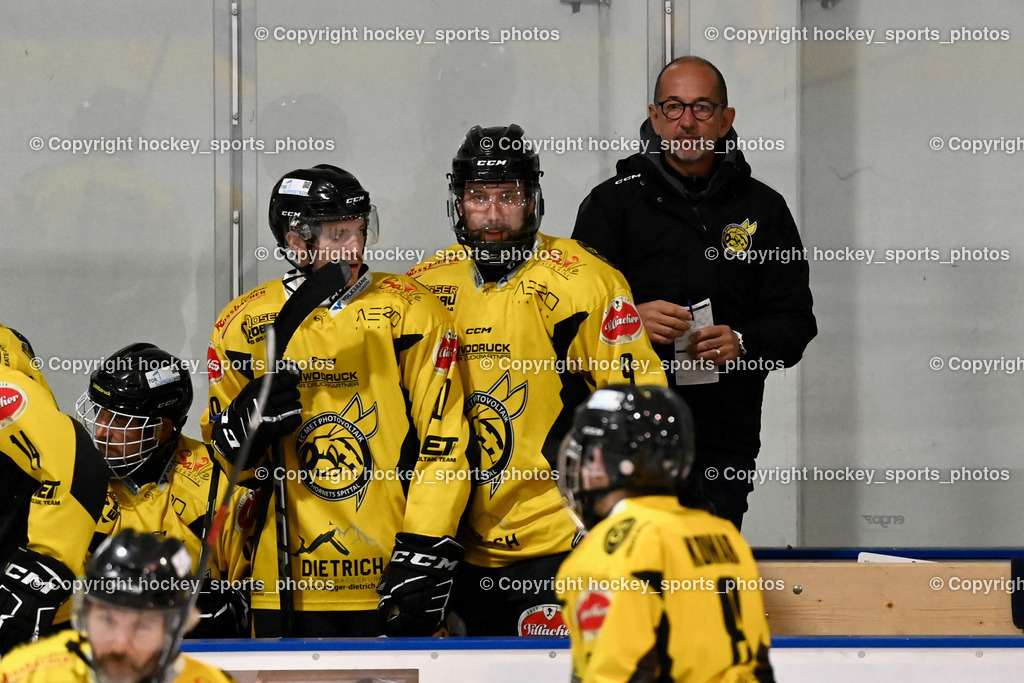 ESC Steindorf vs. MET PHOTOVOLTAIK HORNETS SPITTAL | Spielerbank HORNETS SPITTAL, Headcoach EC Hornets Spittal Winkler Hans, #9 Essmann Kevin EC Hornets Spittal, #90 Ogertschnig Joshua EC Hornets Spittal, ESC Steindorf vs. MET PHOTOVOLTAIK HORNETS SPITTAL, ESC Steindorf vs. MET PHOTOVOLTAIK HORNETS SPITTAL am 26.10.2024 in Steindorf (Ossiachersee Halle), Austria, (Photo by Bernd Stefan)