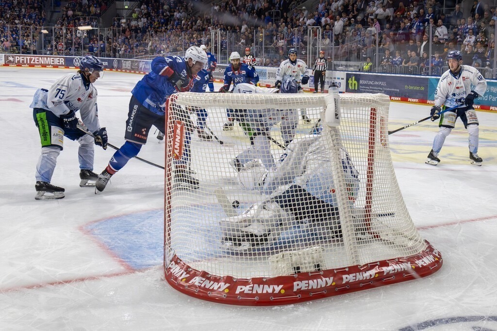DEL, Deutsche Eishockey Liga Saison 2025/26, 1. Spieltag: Adler Mannheim gegen Straubing Tigers***Viel Verkehr vor dem Tor der Tigers | DEL, Deutsche Eishockey Liga Saison 2025/26, 1. Spieltag: Adler Mannheim gegen Straubing Tigers***Viel Verkehr vor dem Tor der Tigers - Realisiert mit Pictrs.com