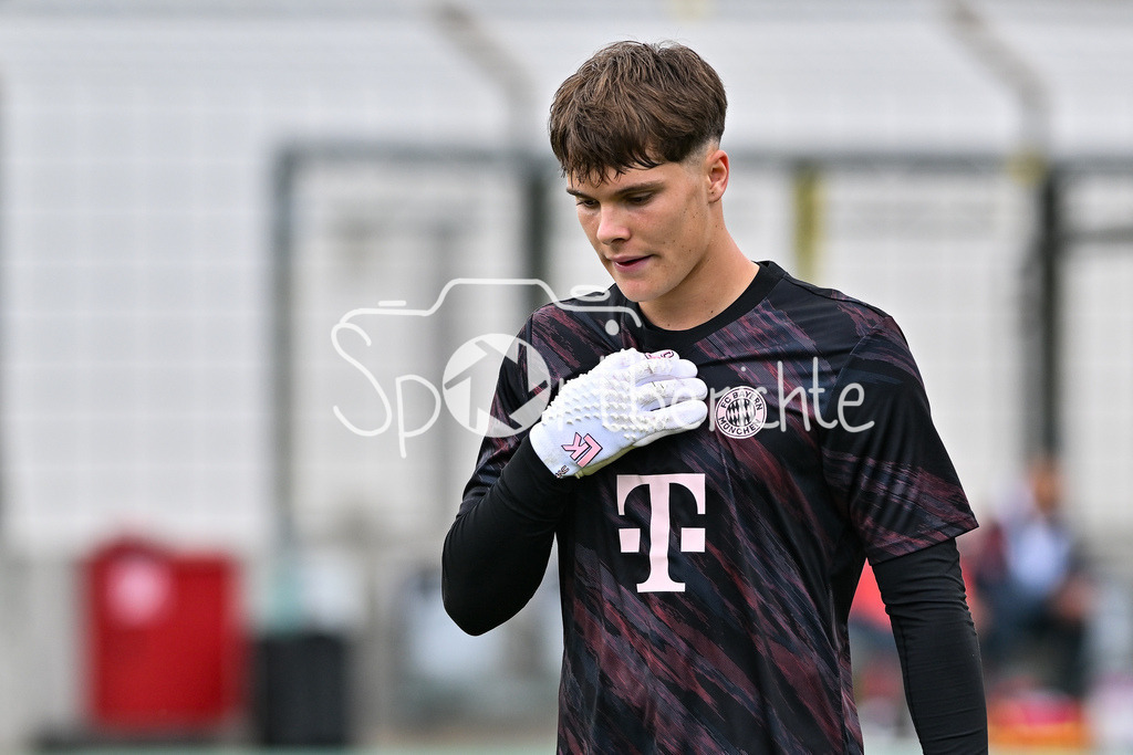 FC Bayern Amateure - FC Würzburger Kickers | im Bild Leon KLANAC (FC Bayern München II #18) beim warmmachen / Einzelfoto / Freisteller / Regionalliga Bayern: FC Bayern Amateure - FC Würzburger Kickers; Grünwalder Stadion am 27.09.2025