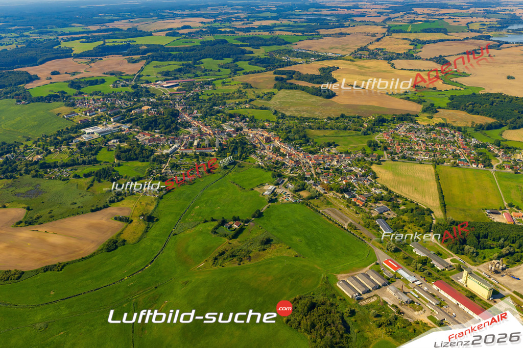Luftbild der Stadt Brüel - Die Luftaufnahme wurde 2025 vom UL-Flugzeug heraus erstellt ( keine Drohne ) - Hochauflösende Luftaufnahme - für professionelle Ausdrucke geeignet. Die Geschenkidee !Hier alle&nbsp;Infos zur Lizenzierung der LuftaufnahmeWir fliegen auch dieses Jahr wieder in Ihre Region um Luftbilder zu erstellen.- Luftbild anfragen